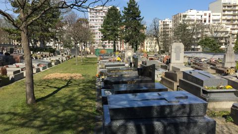 Le ministère de la Transition écologique et solidaire veut interdire l’utilisation des produits phytopharmaceutiques dès le 1er juillet 2022 dans tous les lieux de vie, y compris les cimetières. Ici, le cimetière de Belleville à Paris. ©L. Hespel